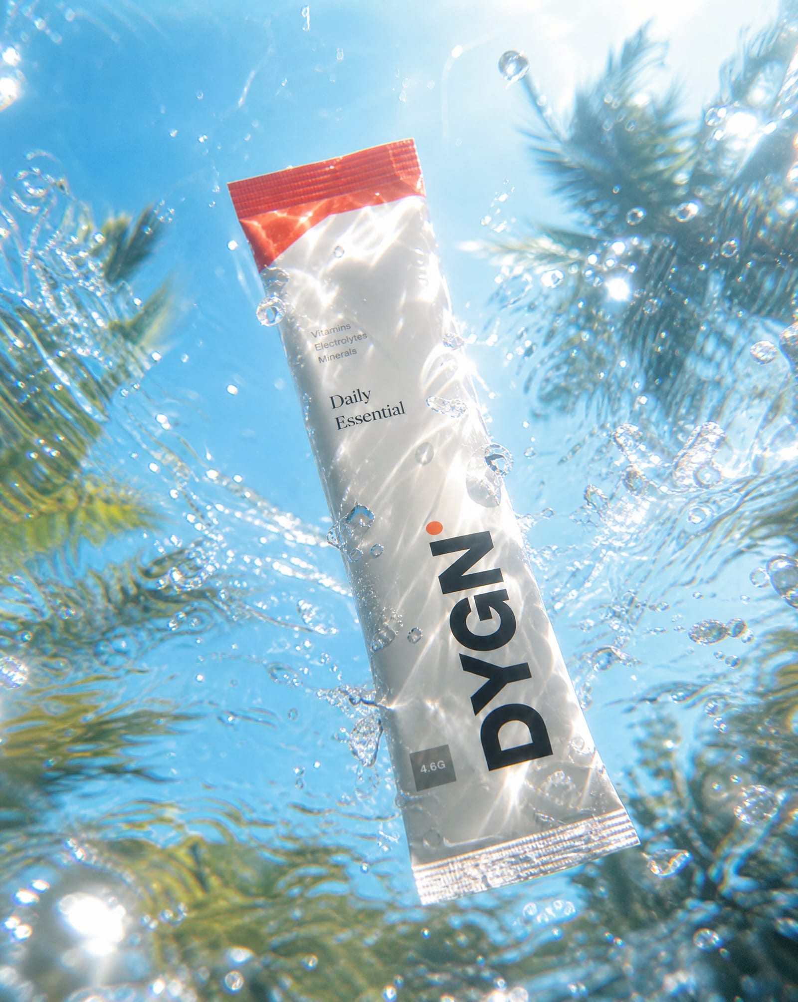 DYGN-sachet under vattenytan i solljus
