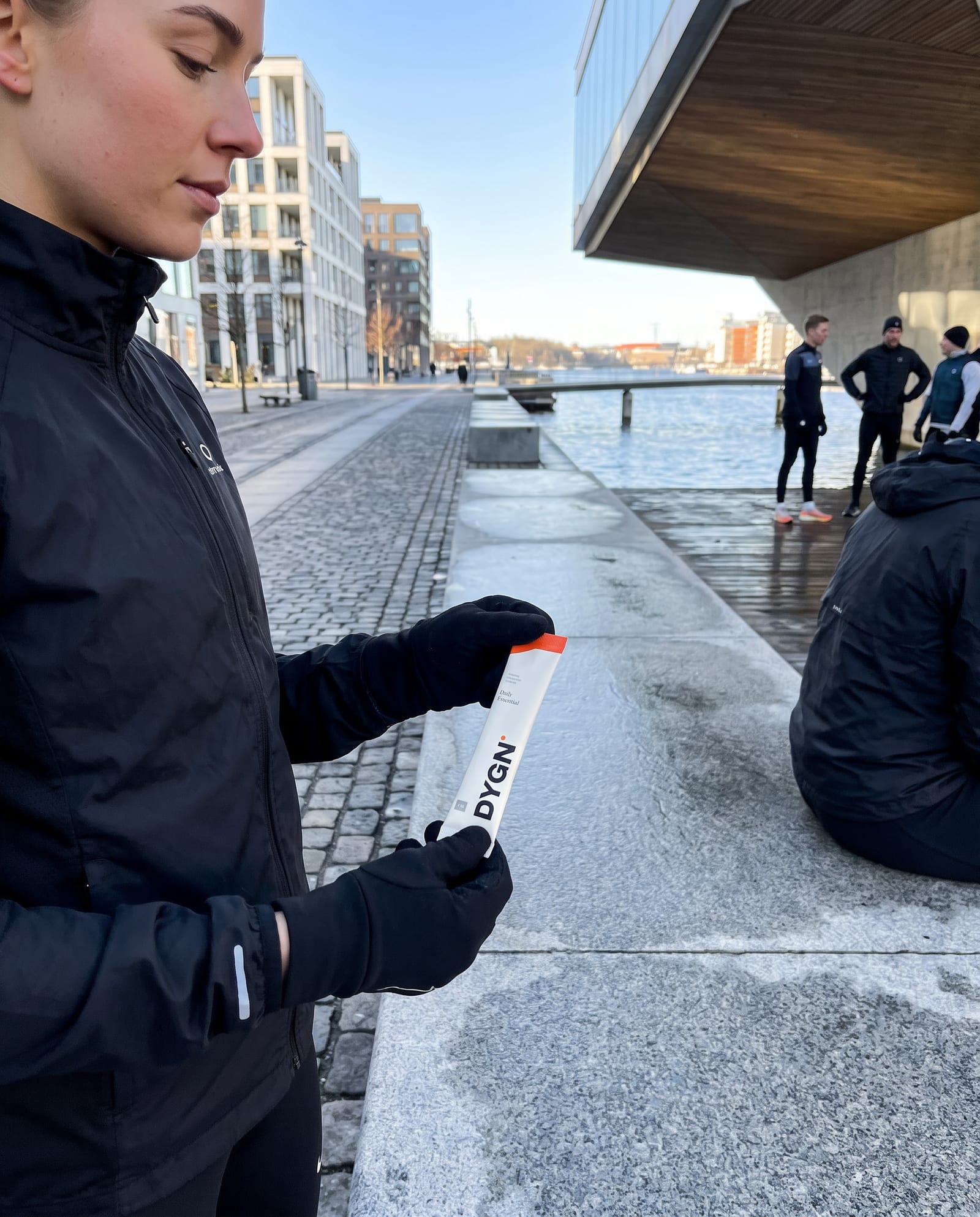 Löpare med en DYGN-sachet vid vattnet i Stockholm en vintermorgon